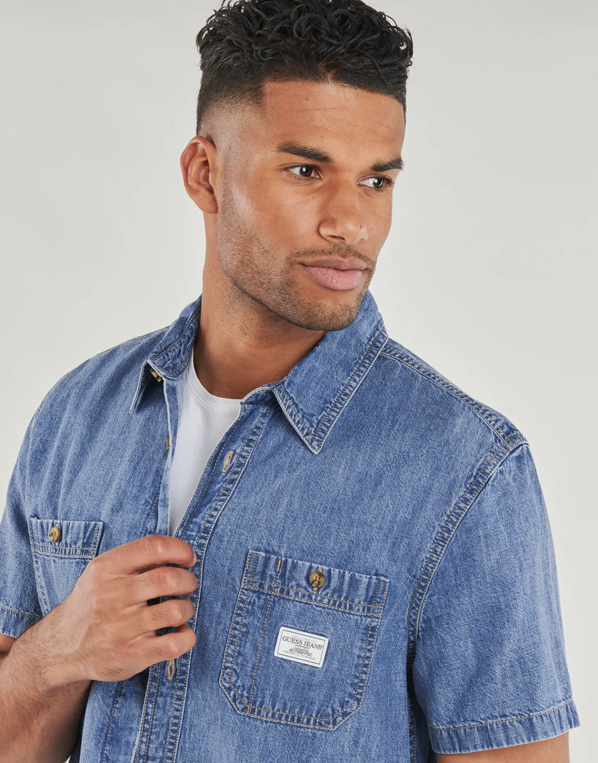 Chemises^Guess - REGULAR SS DENIM SHIRT Jean